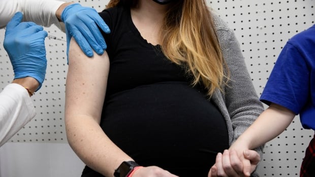 ABD'deki hamile insanlar, ciddi COVID-19 hastalığı arttıkça aşı olmaya çağırdı