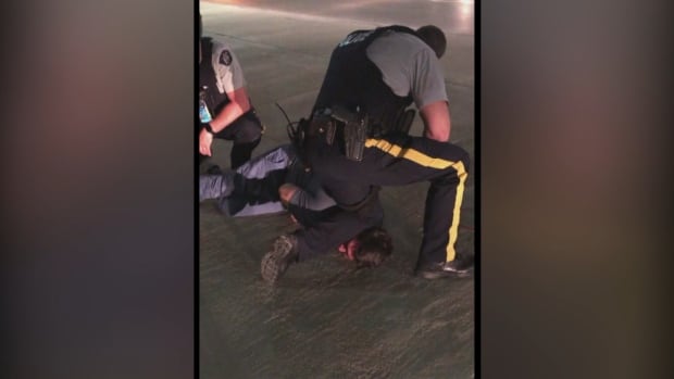 'Nefes almama izin ver': Manitoba RCMP memuru, tutuklanan adamın boynunu sabitlerken, video gösterileri